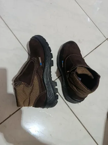 Vendo linda bota modelo velcro praticamente nova