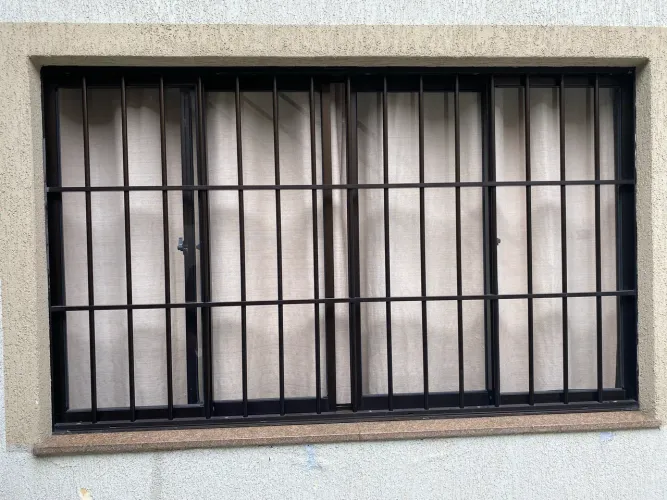 Vendo Janela de Alumínio com Grade - 2,00 x 1,20 m