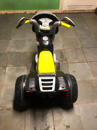 Triciclo elétrico infantil - bateria.