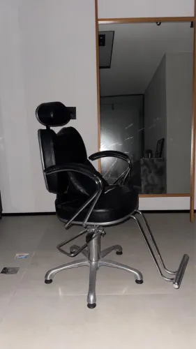 Vendo cadeira de barbeiro ou cabeleireiro reclinável 