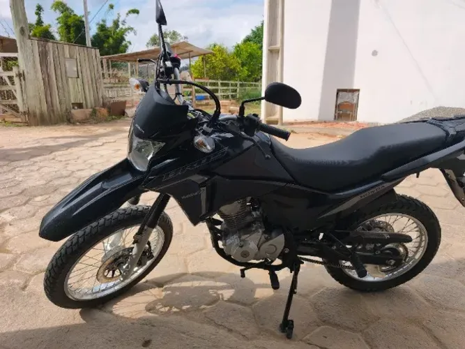 Vendo Bros 2024 ,moto muito novinha de baixa quilometragem e único dono " tirado zero "
