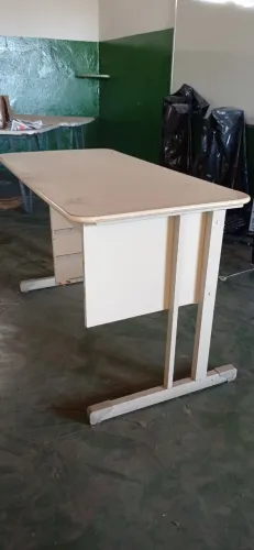 Mesa p/ escritório 129 X 60 X 75 alt. *(OBS:. não tem as gavetas)