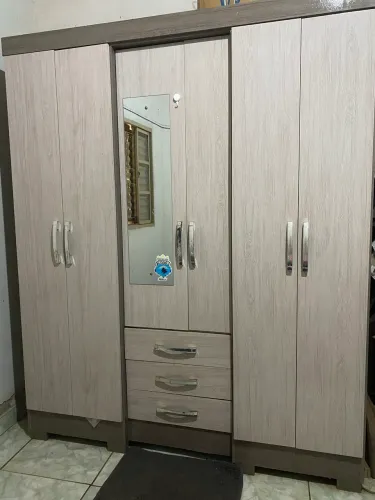 Vendo guarda-roupa usado 6 portas e espelho