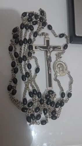 Antigo Terço em metal prateado medalha em prata representando um lado