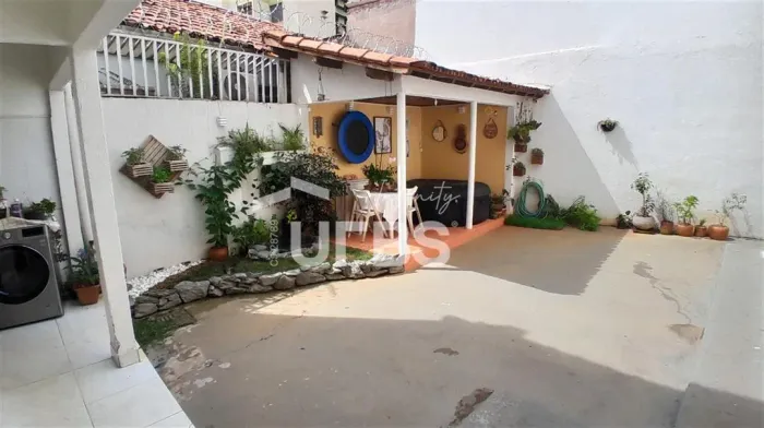SOBRADO PISO INFERIOR CASA PRINCIPAL COM TRES QUARTOS, PISO SUPERIOR UM APARTAMENTO DE TRE