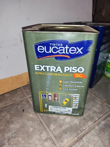 Tinta Eucatex para piso cor cinza escuro