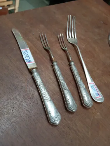 Talheres banhadas a prata. Faça. Garfo  e 2 garfos de sobremesa.