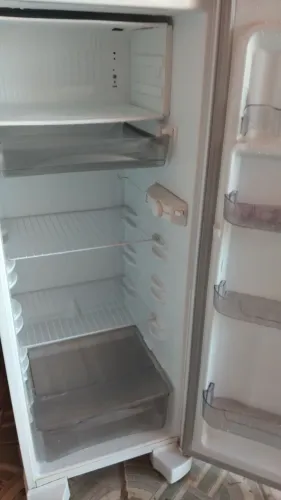 Vende-se uma geladeira semi-nova
