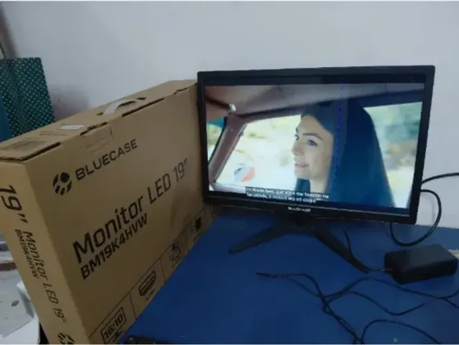 Monitor 19 Novo Saída Hdmi e Vga Completo na Caixa Porem tem uma Linha Finíssima