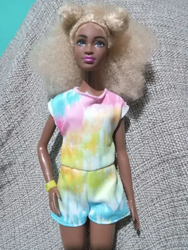Barbie negra cabelo afro loiro barbie fashionistas 180 com roupa e acessórios original