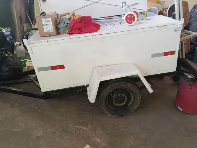 Vendo Carretinha baú