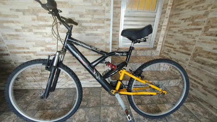 2 Bicicletas em Ótimo Estado - Com Marcha e Amortecedor + Outra Econômica! Oportunidade!