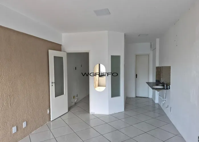 Sala comercial na Av Champagnat, no Edf Nilton de Barros.