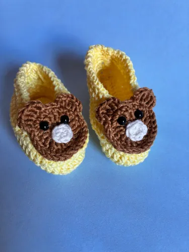 Sapatinho  Urso em crochê amarelo 