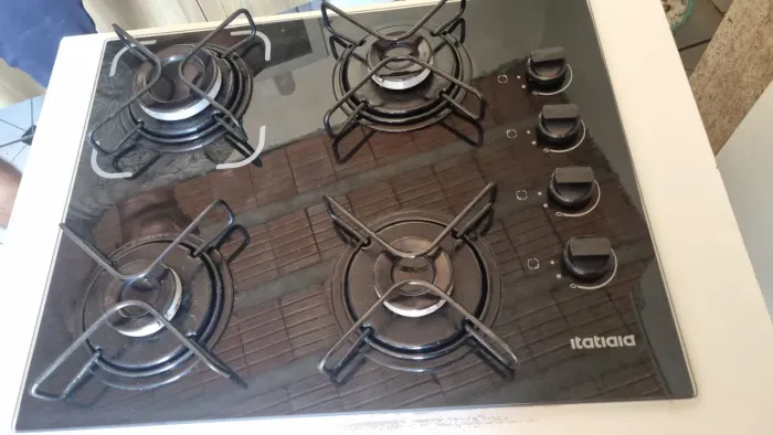 Armarinho com fogão cooktop elétrico funcionando perfeitamente