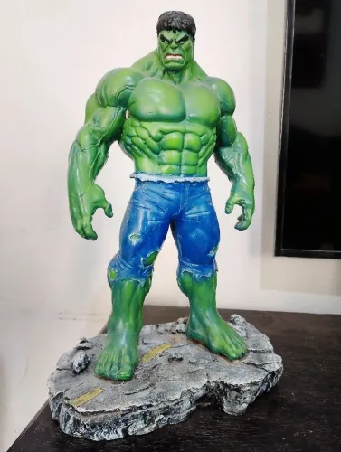 Hulk feito de resina faço Olx pay 