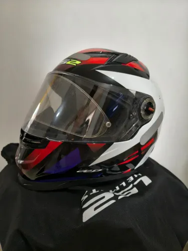 Capacete semi-novo