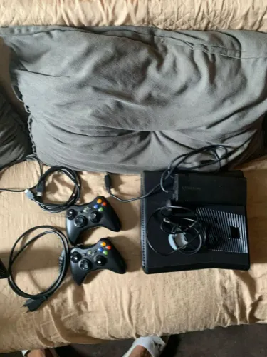 Kinect,HD de 250GB,cabo HDMI,fonte,2controles,cabo do controle e o console