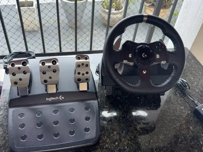 Vendo volante e pedais para pc gamer e vídeo game, usado poucas vezes