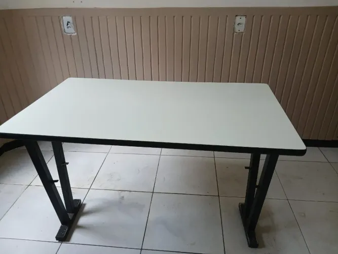 Mesa escritório utilitária