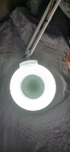 Lupa de mesa com luz de led