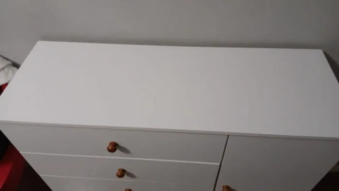 Cômoda Branca com 4 Gavetas e Porta Lateral - Excelente Estado