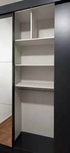Guarda roupas de 3 portas (uma com espelho)