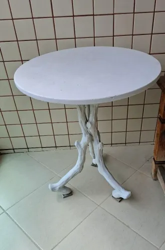 Mesa de ferro, forma de tronco.
