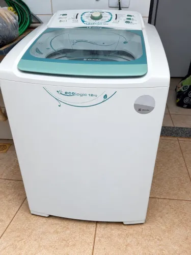 Máquina de lavar e geladeira