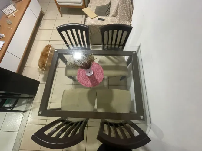 MESA DE MADEIRA MACIÇA COM 4 CADEIRAS 