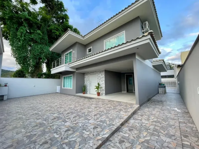 Casa para venda tem 216 metros quadrados com 4 quartos em Zimbros - Bombinhas - Santa Cata