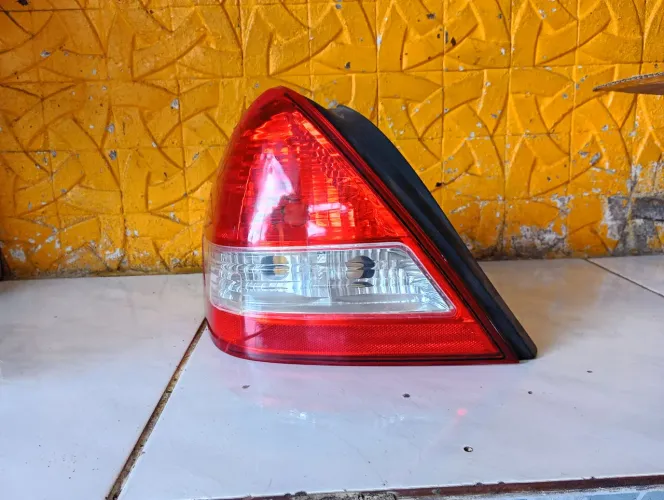 Lanterna traseira original Nissan tida com pequeno reparo.
