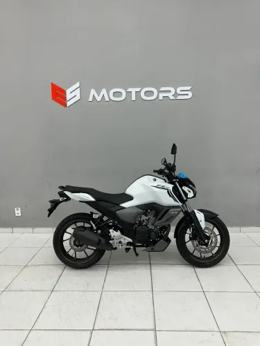 OPORTUNIDADE!! FZ15 2027 0KM emplacada + tanque cheio! ESMOTORS