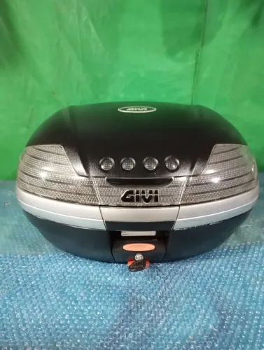 Baú de moto marca givi modelo v46
