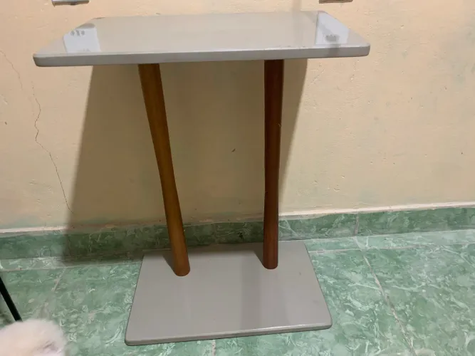 Vendo mesa quadrada de madeira.