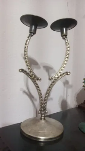 1 castiçal duplo de metal