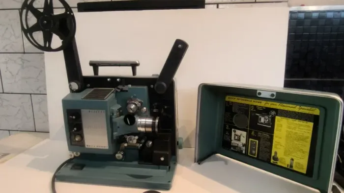 Projetor de Filme Bell & Howell Filmosound Specialist 16mm - Vintage / Colecionador- USADO