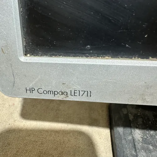 Monitor HP Compaq LE1711 usado com marcas de uso acompanha a base