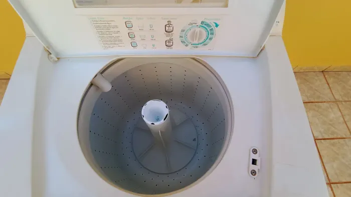 Máquina funcionando Lavar Roupa 8kg antiga mas cabe roupa igual as novas de 15kg