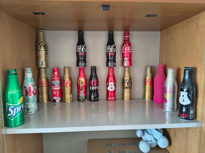 Coleção garrafas Coca-Cola. 17 latas