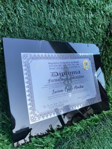 Seu diploma em aço