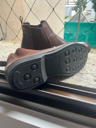 Bota couro marrom
