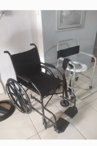 Cadeira de rodas e cadeira de banho