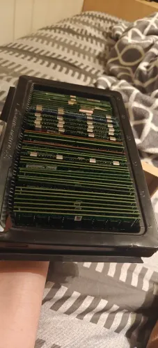 Lote de Memórias RAM DDR2/DDR3 + 12x Intel Core 2 Duo E8400 - Não Testados