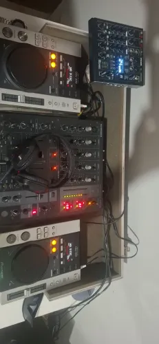 VENDO CASE COMPLETO -CDJ 200 PIONEER +MIXER DJX750 BEHRINGER ?