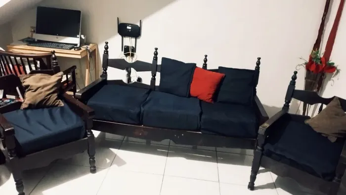 Conjunto de sofá em madeira maciça