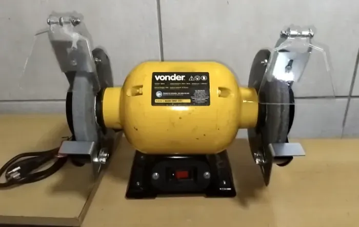 Motoesmeril Vonder 360w 220v 6 Polegadas Profissional + 2 Rebolos grão fino e grosso