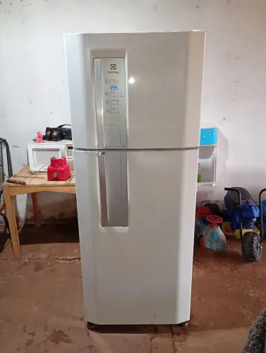 Vendo uma geladeira froost free duas portas