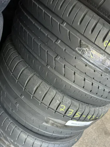 Pneus 235/45/17 meia vida originais por 200$ cada instalados