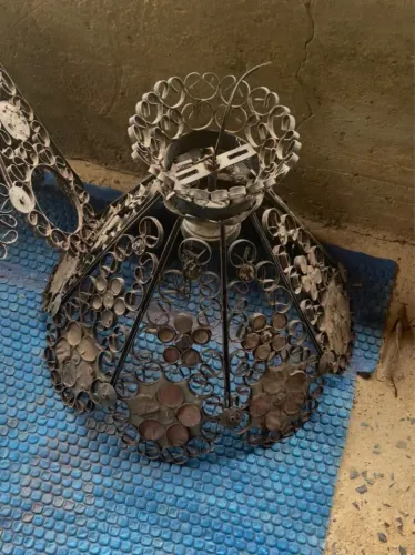 Luminária de ferro. Preço : R$ 15,00